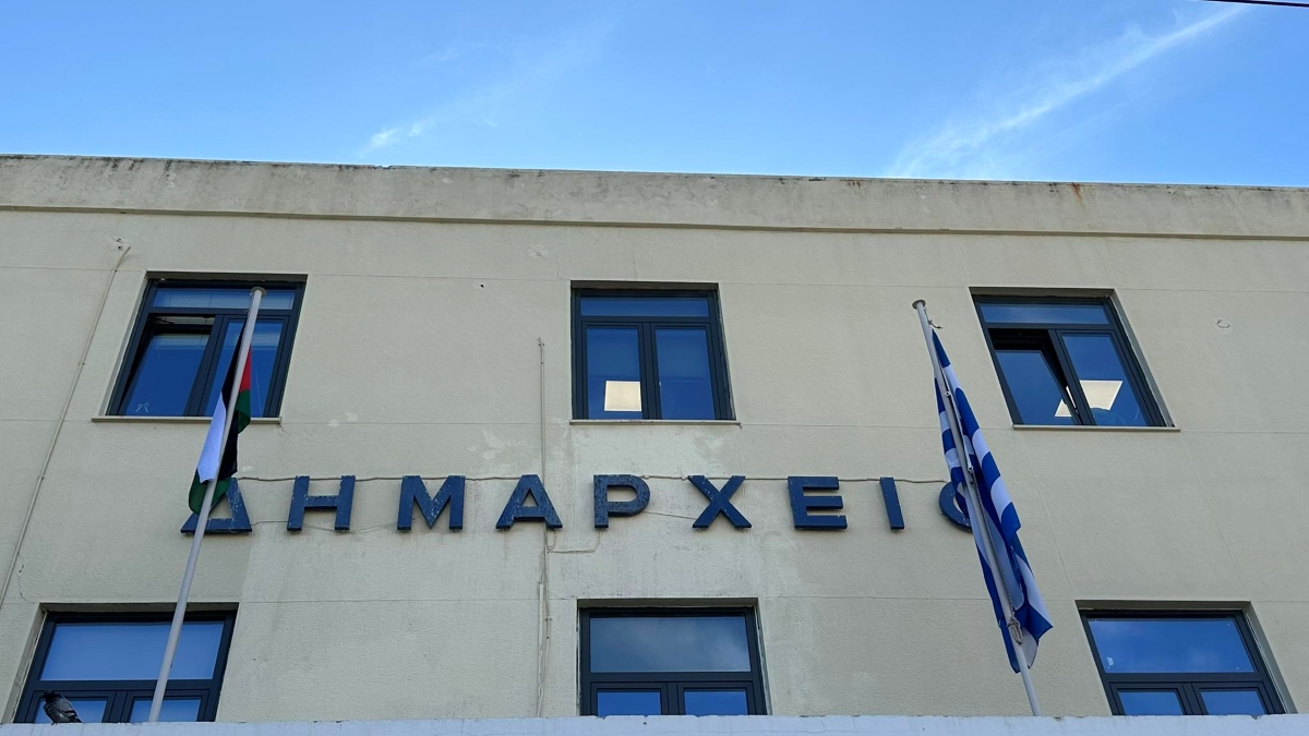 ΣΥΜΒΟΛΙΚΗ ΑΝΑΡΤΗΣΗ ΤΗΣ ΠΑΛΑΙΣΤΙΝΙΑΚΗΣ ΣΗΜΑΙΑΣ ΣΤΟ ΔΗΜΑΡΧΕΙΟ ΚΕΡΑΤΣΙΝΙΟΥ- ΔΡΑΠΕΤΣΩΝΑΣ